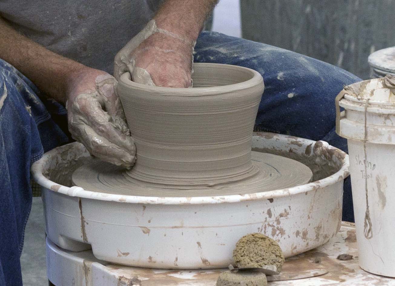 the-complete-guide-for-beginner-pottery-wheels-spinning-pots